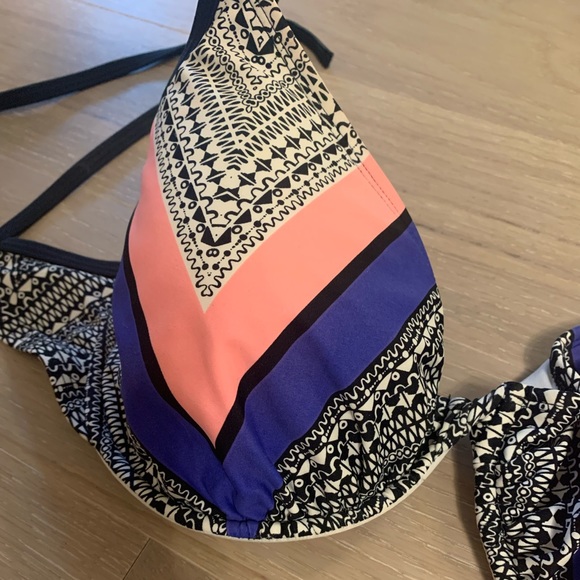 Body Glove Bikini Top.  DD cup Like New - Picture 2 of 8